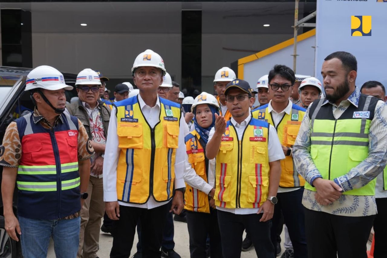Menteri Dody Saat Tinjau Penanganan Tanggap Darurat Sungai Air Dingin di Padang (Foto : Birkom PU)