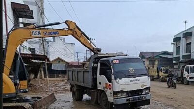 Pengangkatan Sampah Pasca Bencana Aceh (Foto : Birkom PU)