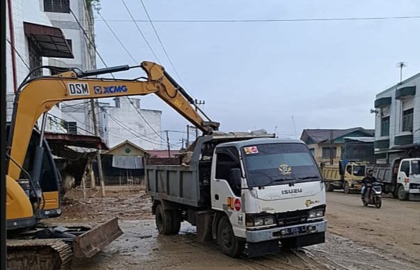 Pengangkatan Sampah Pasca Bencana Aceh (Foto : Birkom PU)