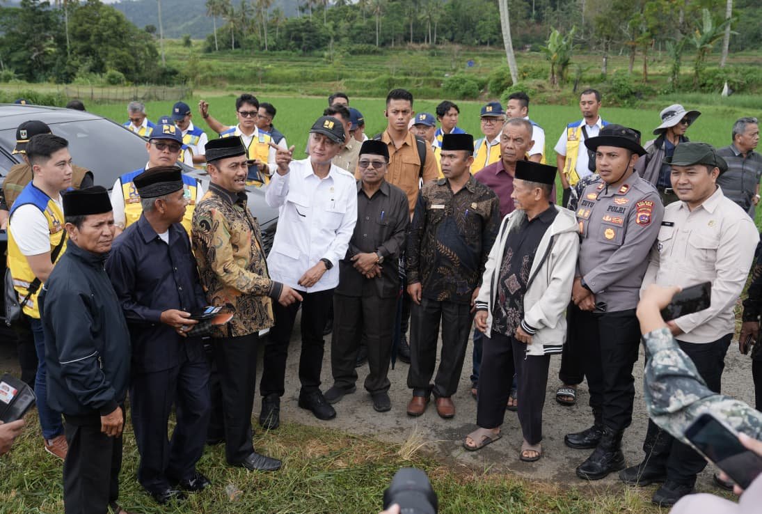 Menteri PU bersama Bupati Tanah Datar Sumbar Saat Meninjau Lokasi (Foto : SPN Sumbar )