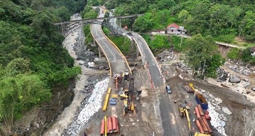 Proses Pemulihan Akses Jalan Padang - Bukit Tinggi (Foto : birkom PU)