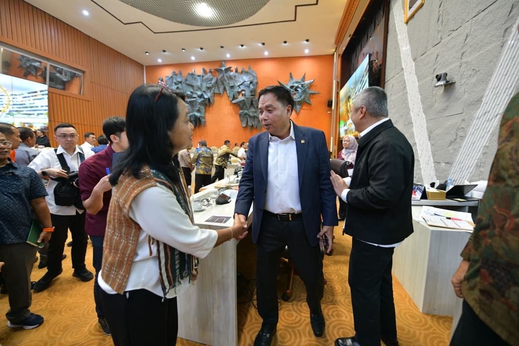 Wamen Diana dan Ketua Komisi V DPR Lasarus (Foto : Birkom PU)