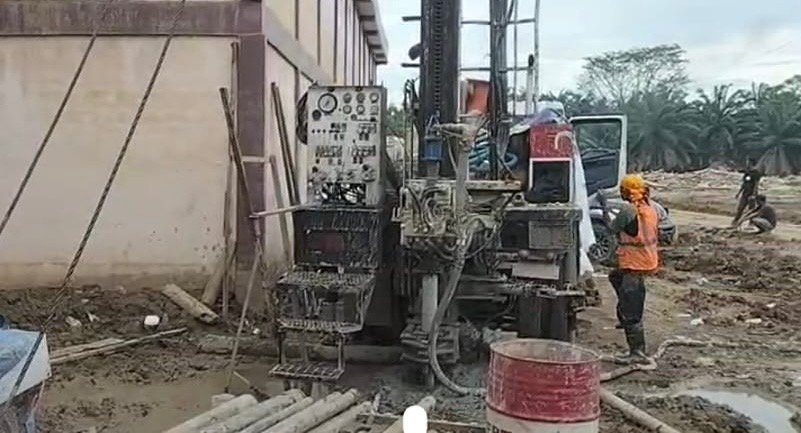 proses pembuatan sumur bor (foto: birkom pu)
