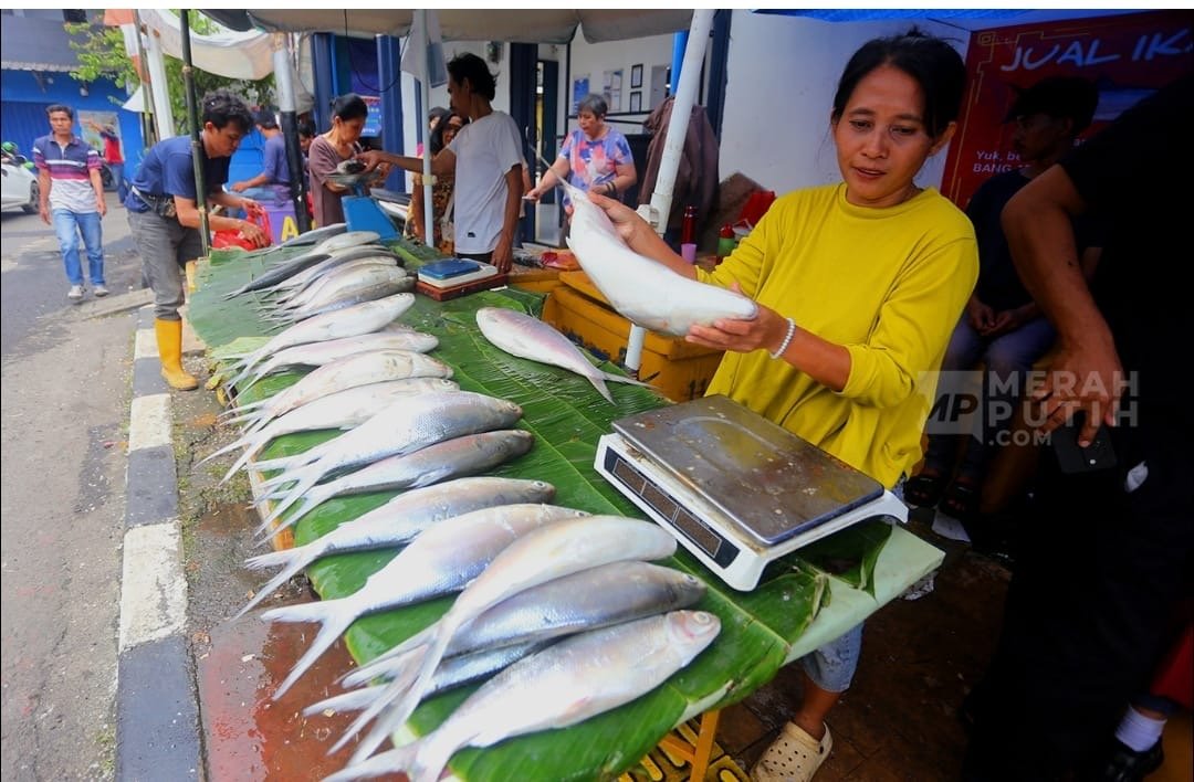 Penjual Penak Pernik hiasan Imlek di China Town Glodok Jakarta ( SPN/Adinda)