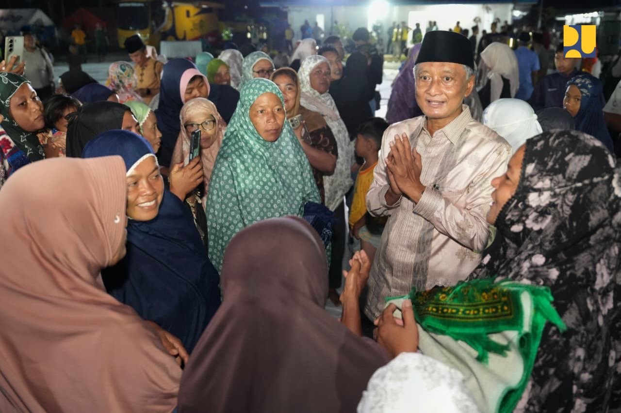 Menteri Dody Saat Mendengarkan Harapan Warga Pengungsi Huntara (foto birkom PU)