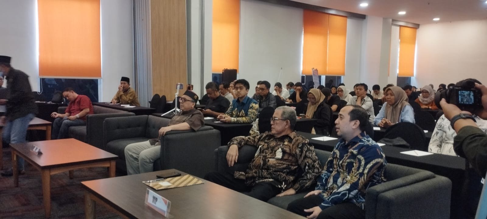 Peserta menyimak diskusi penguatan ekosistem halal dan pembiayaan syariah bagi UMKM.