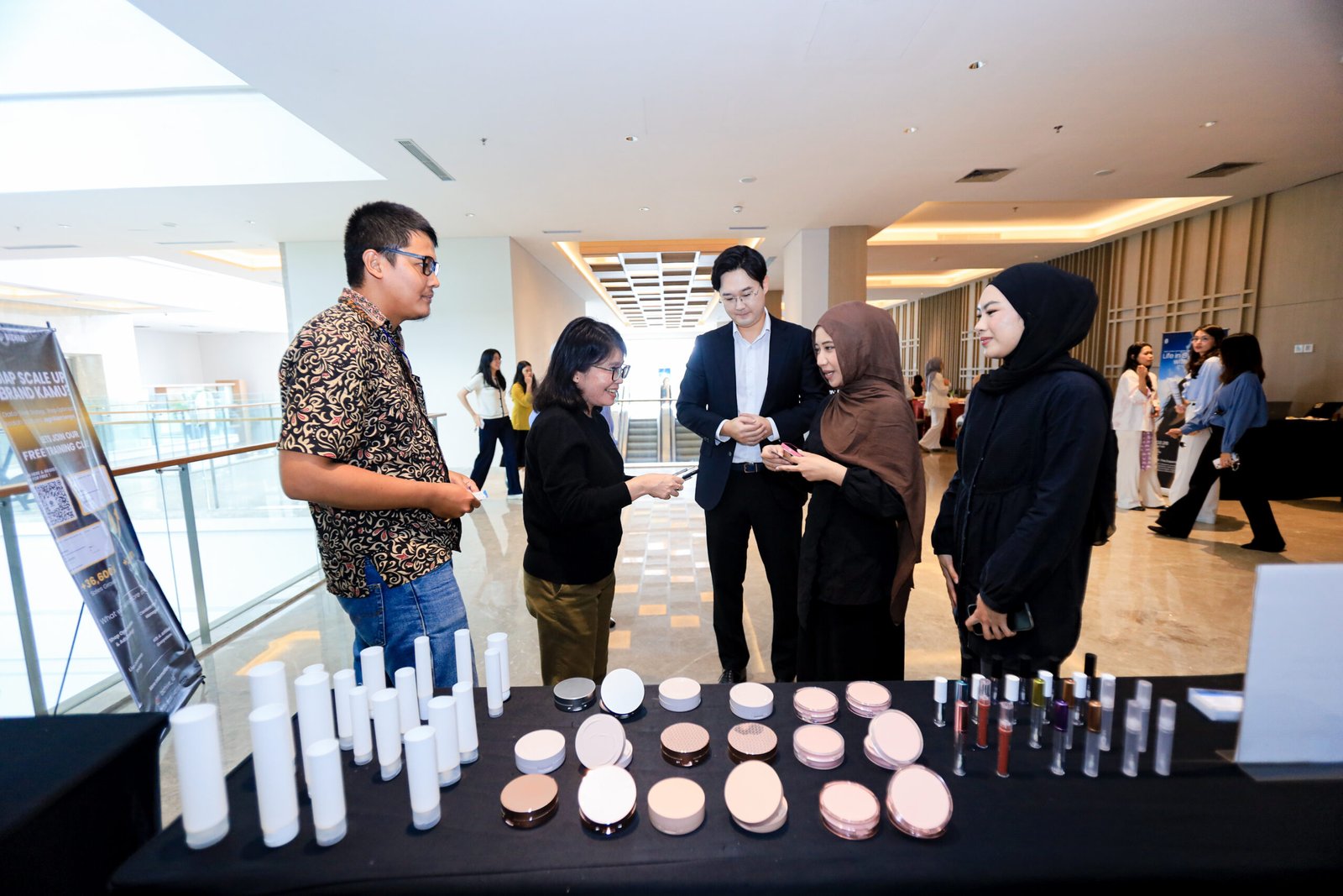 Antusiasme peserta saat mengeksplorasi inovasi packaging terbaru