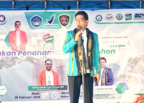 Sekretaris Daerah Maluku, Sadali Ie, Menvanangkan Penanaman 500 Anakan Pohon di Kampus Unpatti Ambon. (Foto : Istimewa)
