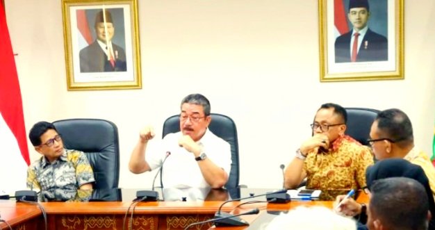 Guebrnur Maluku Hendrik Lewerissa (Tengah) Keterangan Pers Pemindahan Pembangunan Maluku