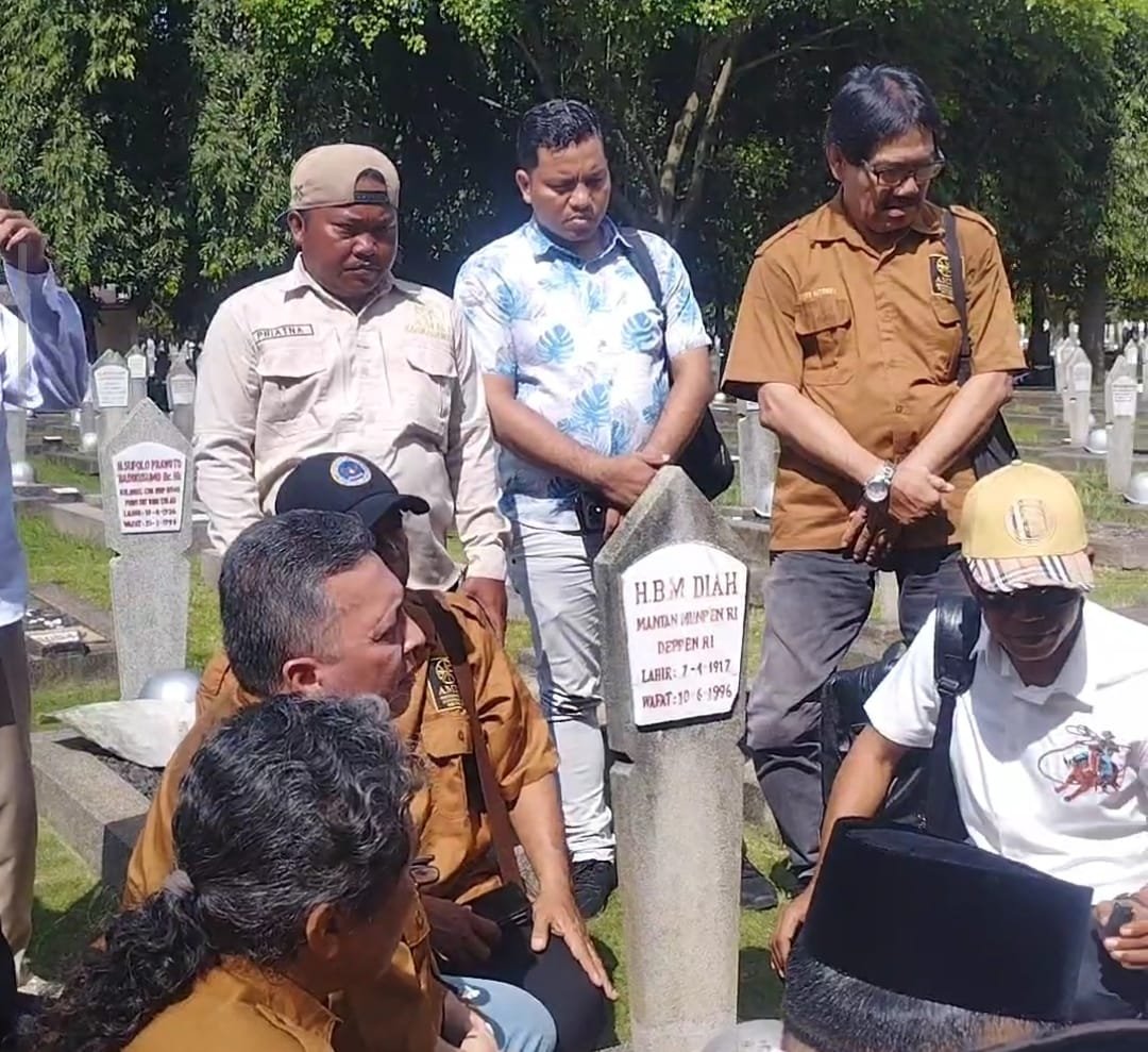Ketum AMKI pusat ( bawah kiri) saat memimpin doa di pusara Jurnalis senior BM Diah di TMP Kalibata ( SPN/ DD)