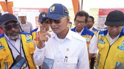 Menteri Dody saat melakukan kunjungan (foto: birkom PU)