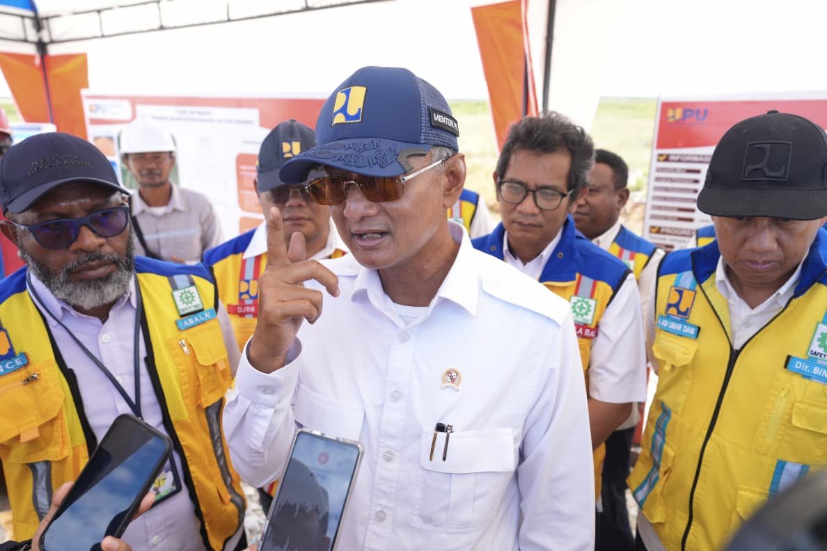 Menteri Dody saat melakukan kunjungan (foto: birkom PU)