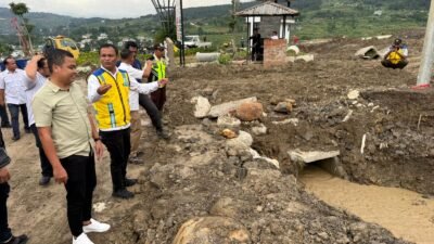 PU gerak cepat menangani banjir yang melanda Cluster Spring Valley, Sentul City, Kabupaten Bogor (foto birkom pu)