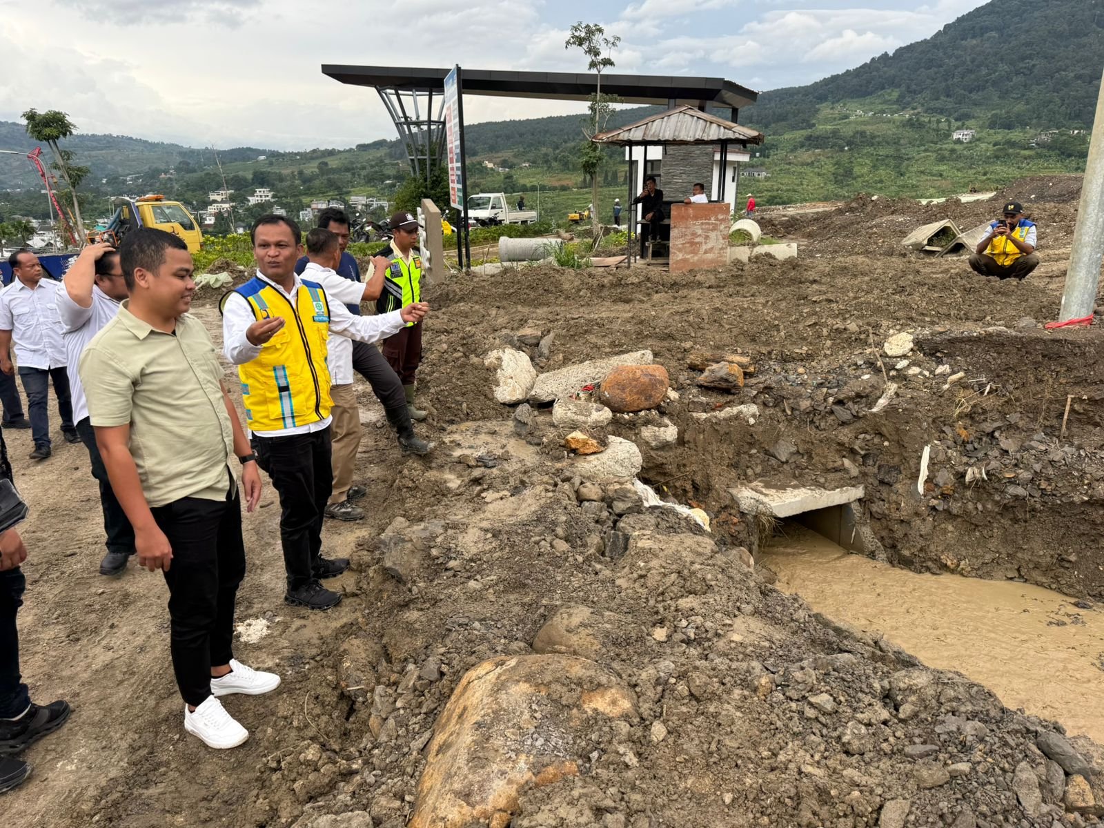 PU gerak cepat menangani banjir yang melanda Cluster Spring Valley, Sentul City, Kabupaten Bogor (foto birkom pu)