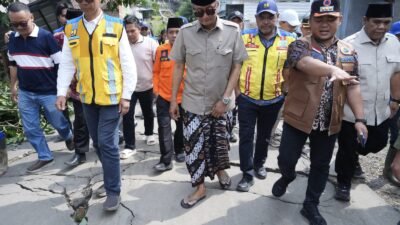 Menteri Dody kunjungi lokasi terdampak tanah gerak (foto birkom pu)