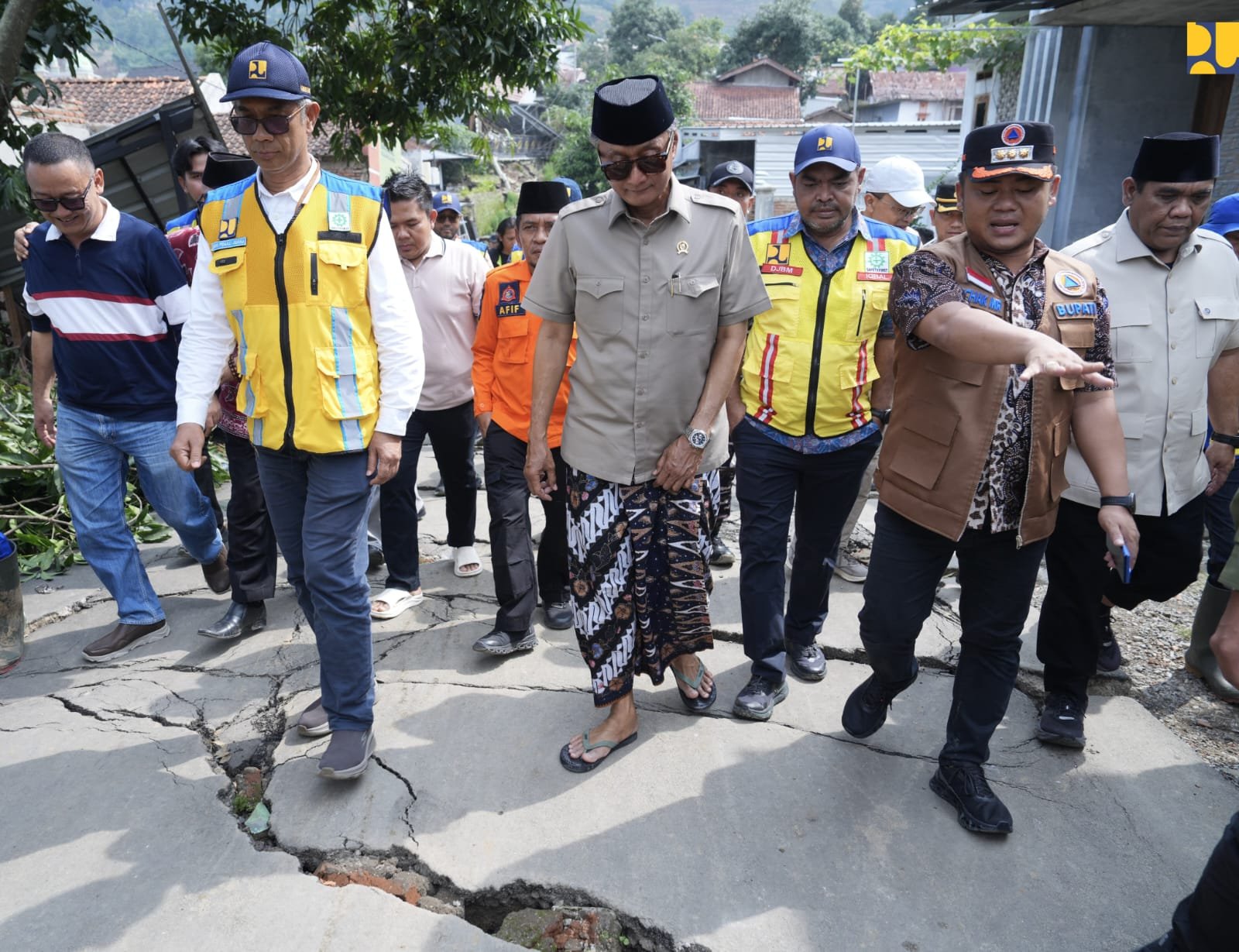Menteri Dody kunjungi lokasi terdampak tanah gerak (foto birkom pu)