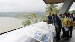 Dody Hanggodo meninjau optimalisasi pemanfaatan Bendungan Jlantah di Kabupaten Karanganyar, Jawa Tengah (foto birkom pu)