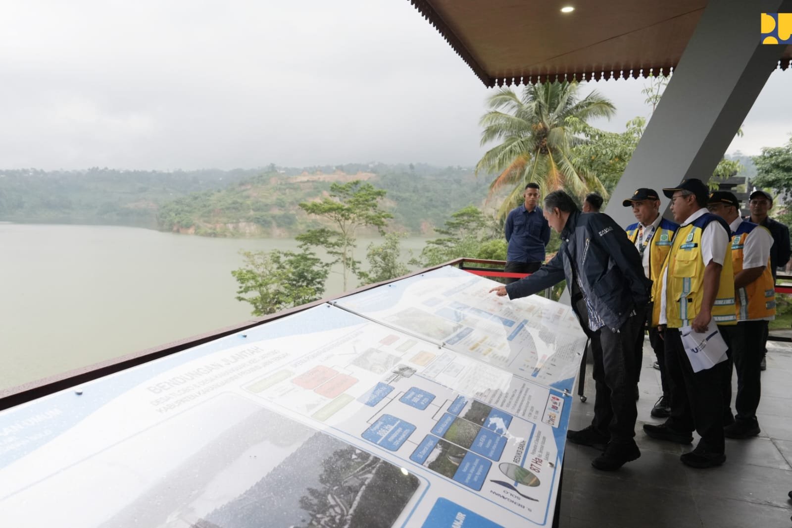 Dody Hanggodo meninjau optimalisasi pemanfaatan Bendungan Jlantah di Kabupaten Karanganyar, Jawa Tengah (foto birkom pu)