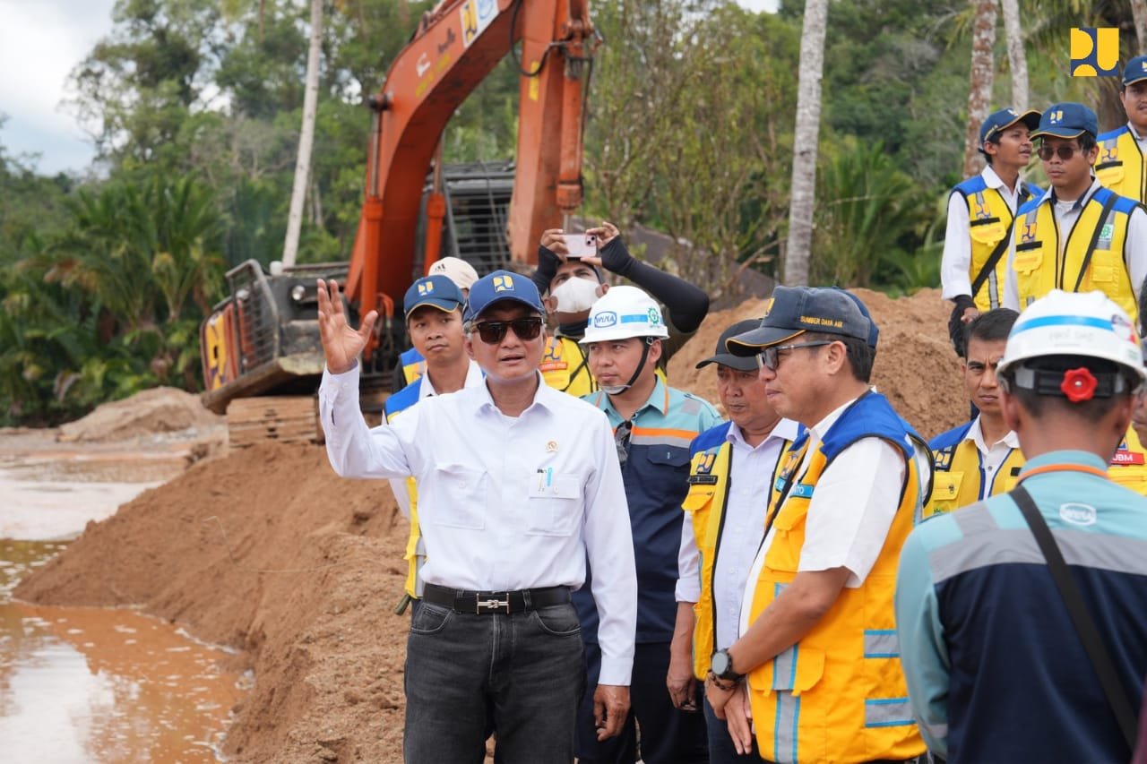 Dody saat meninjau lokasi banjir (foto birkom pu)