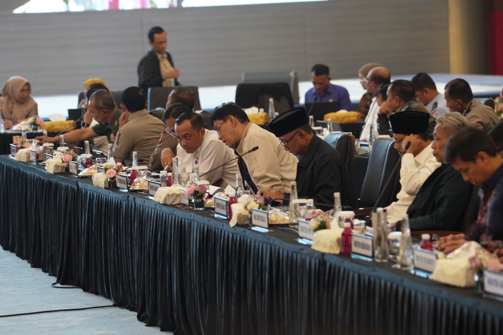 Menteri Dody saat mengahdiri rapat koordinari di DPR (foto birkom pu)
