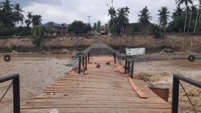 Kondisi Jembatan Gampong Salah Sirong Setelah Diterjang Banjir (foto birkom pu)