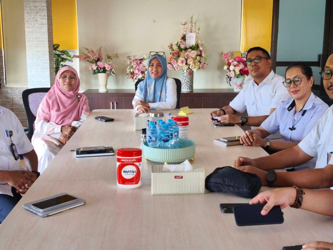 Jajaran BPJN Maluku berdiskusi dengan Anggota Komisi V DPR RI, Saadilah Ulupatty ( Foto : Istimewa)
