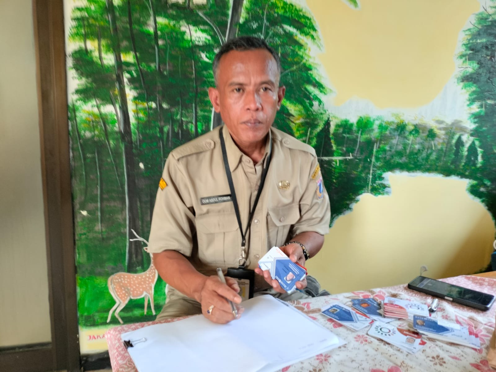 Oom Abdul Rohman petugas Pelayanan. kartu gratis bagi lansia dan disabilitas ( spn/ dd)