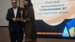 Saat menerima Kartini Award dari Ketua Umum AMKI Ir Tundra Meliala MM, GRCE CPCC. (Foto : SPN/0DD)