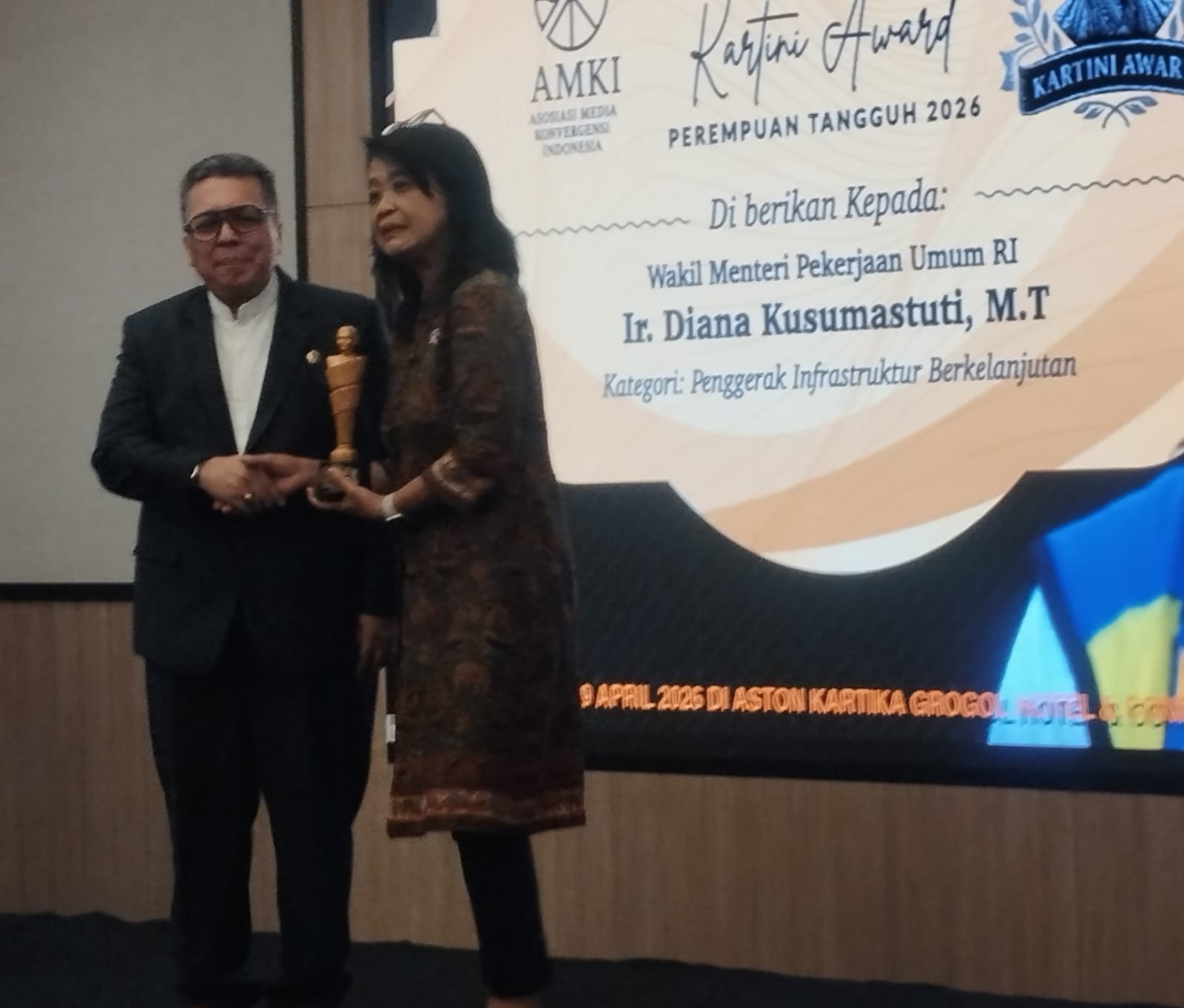 Wamen Kementerian PU Diana Kusumastuty menerima Award dari Ketua Umum AMKI, Tundra Meliala ( SPN/ DD)