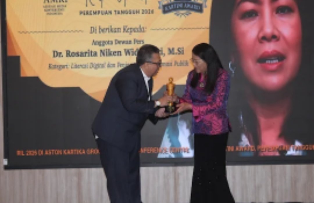 Saat menerima Kartini Award dari Ketua Umum AMKI Ir.Tundra Meliala MM, GRCE, CPCC ( foto : SPN/DD)