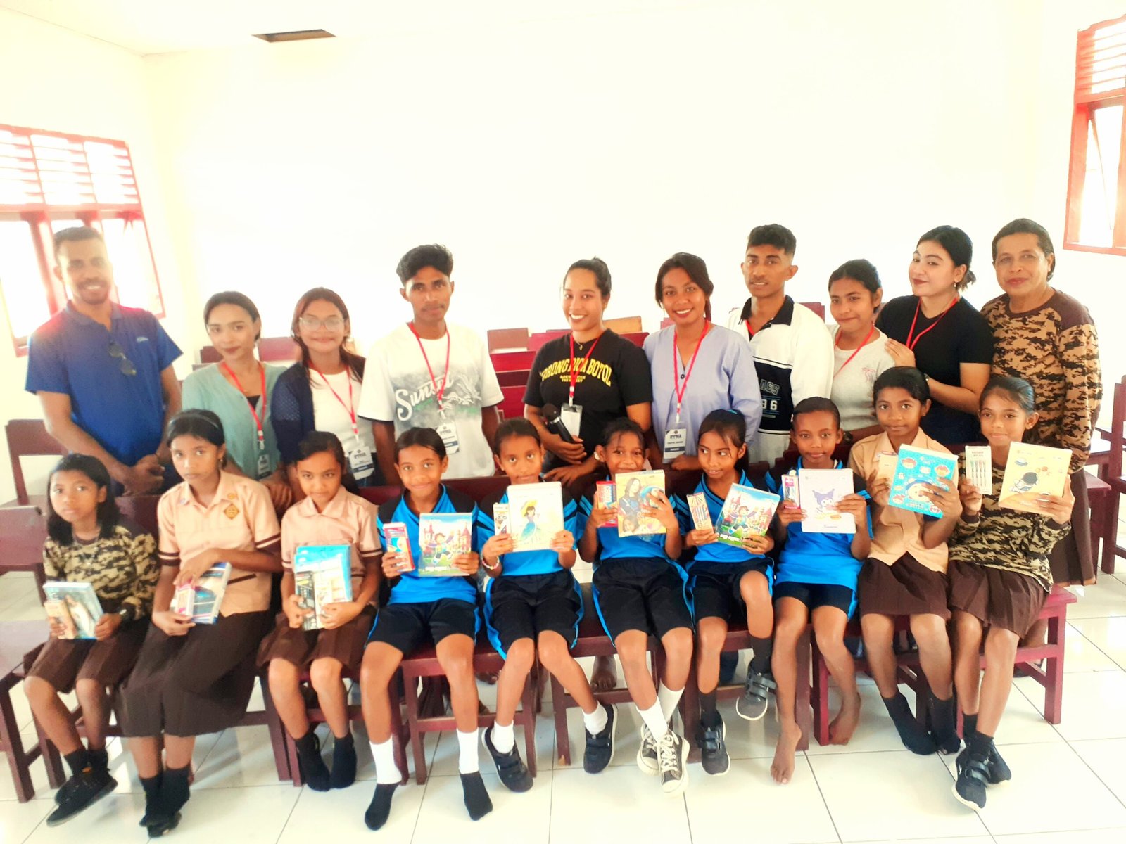 Perwakilan Murid SD Kristen Lohiatala, Foto Bersama Pembina dan Anggota IPPM Amalesi Usai Menerima Bantuan Paket Pendidikan Berupa Buku dan Alat Tulis.(Foto : SPN- yy)