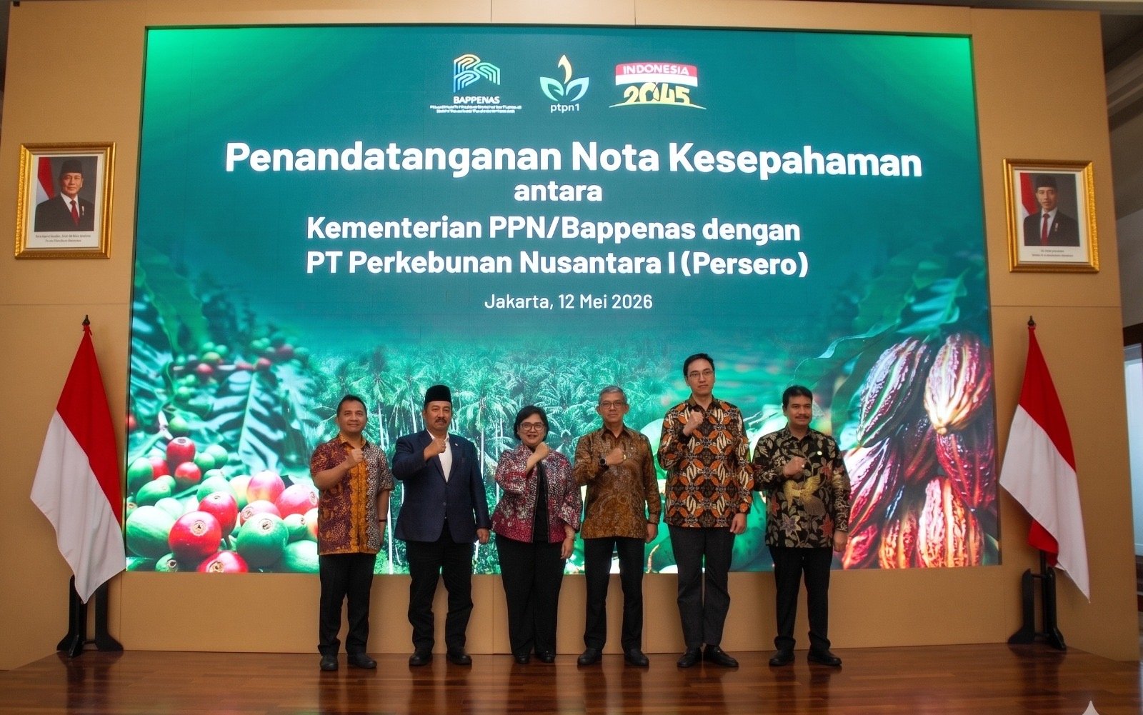 Berfoto bersama usai MoU ( humas bapenas )