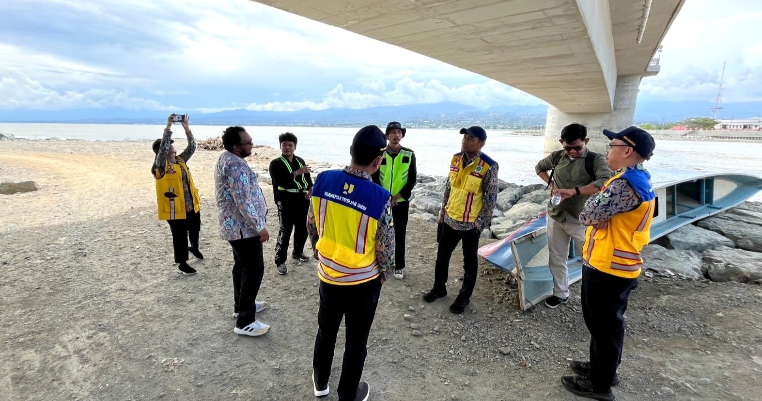 Memeriksa jembatan pasca gempa di palu ( Humas pu)
