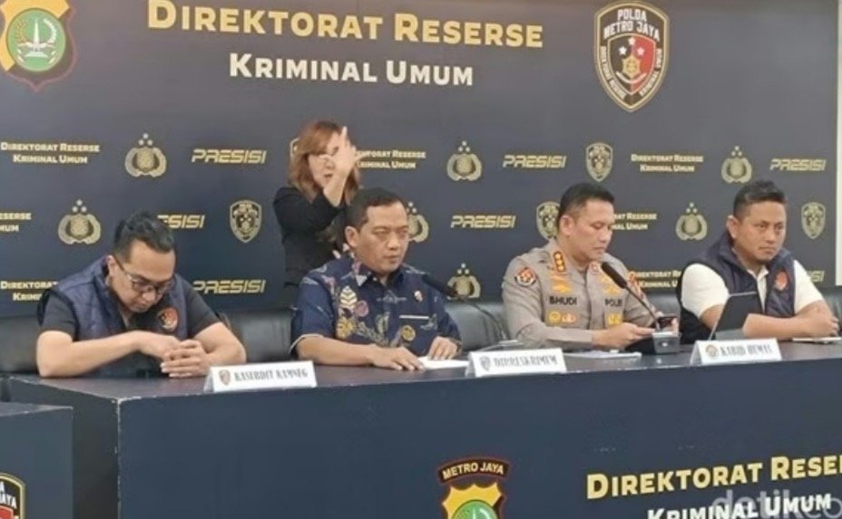 Polda Metro Jaya Mengamankan Tersangka Roy Suryo dan dr Tifa Kasus Dugaan Pencemaran Nama Baik (Foto : divpen polda)