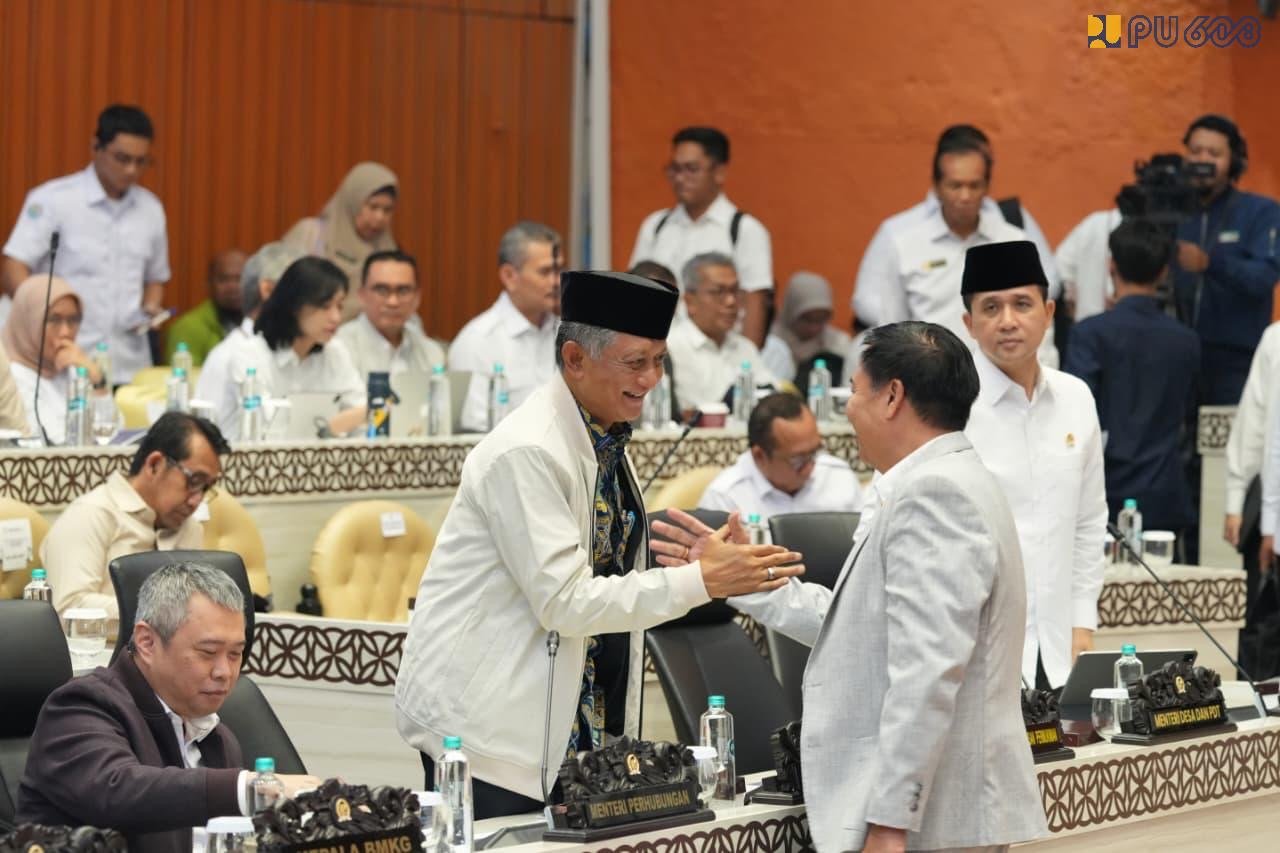 Menteri PU usai raker bersama komisi V DPR RI (Humas pu)