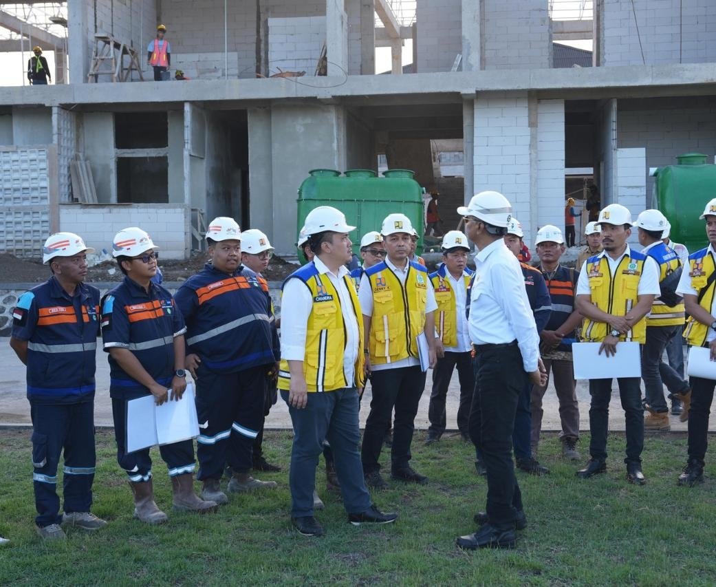 Menteri PU saat kunjungan ke SR di Banyuwangi (birkom pu)