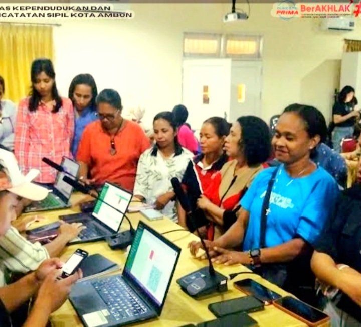 Aktivitas Masyarakat di Kantor Dinas Dukcapil Kota Ambon., (Foto : Istimewa)