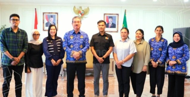 Gubernur Maluku Hendrik Lewerissa, Nomor Tiga dari Kiri, Foto Bersama Ikantan Dokter Indonesia Maluku Tengah, Usai Audiensi. (Foto : Istimewa)
