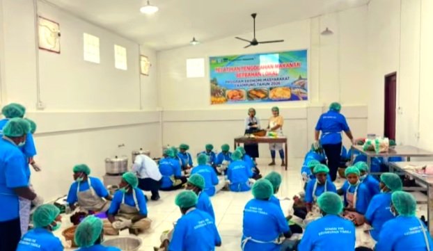 Mama-mama Kamoro Sedang Mengikuti Pelatihan Pengolahan Bahan Pangan Lokal. (Foto : Istimewa)
