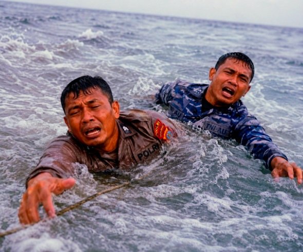 Ilustrasi Dua Anggota TNI dan Polri Yang Meninggal Saat Melakukan Penyelamatan Korban Terjatuh Ke Laut (Foto : Istimewa)