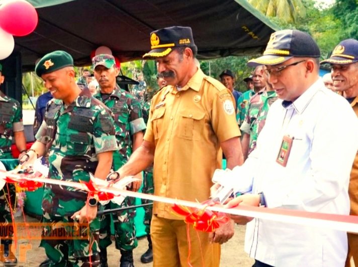 Asisten III Bidang Administrasi Umum, Benony Ayorbaba Mersmikan Sumur Bor Yang Dikerjakan oleh TNI (Foto :Istimewa)