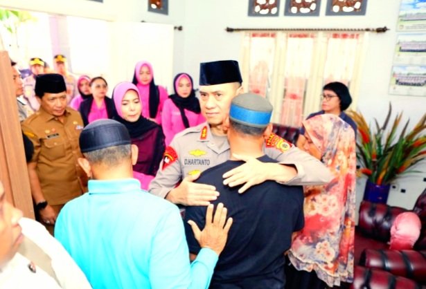 Kapolda Maluku Memberikan Penguatan Bagi Keluarga Almarhum (Foto : Istimewa)