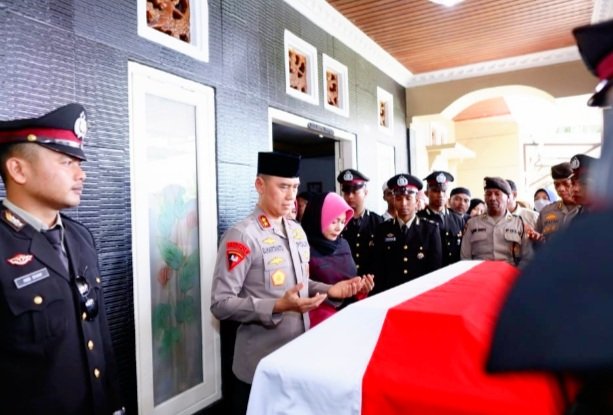 Kapolda Maluku, Irjen Pol Dadang Hartanto Bersama Istri ketika melayat ke Rumah Duka Almarhum Briptu Ananda (Foto : Istimewa)