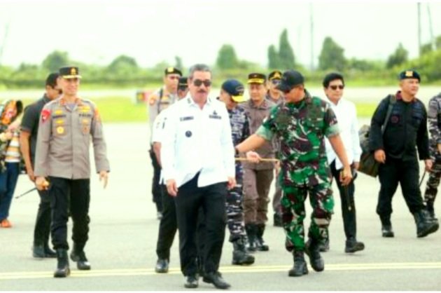 Gubernur Hendrik Lewerissa Bersama Pangdam XV/Pattimura serta Forkopimda Meninjau Lokasi Groundbreaking Blok Masela di Desa Lermatang Kabupaten Kepulauan Tanimbar (Foto : Istimewa)