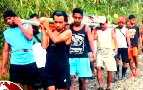 Jenazah Almarhumah Balandina Tibalimeten Sebelum Meninggal Juga di Usung Sejauh 4 Kilometer Untuk Mendapatkan Perawatan Medis Sebelum Meninggal (Foto : Istimewa)