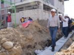 Menteri Dody langsung menuju belakang area pembangunan SR Sragen (Humas pu)