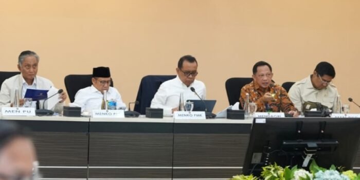 Beberapa Menteri yang masuk lintas sektor saat rapat bersama (Humas pu)