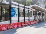 Suasana di sekitar Halte Transjakarta Kebon Sirih yang tengah dilakukan penyesuaian layanan.