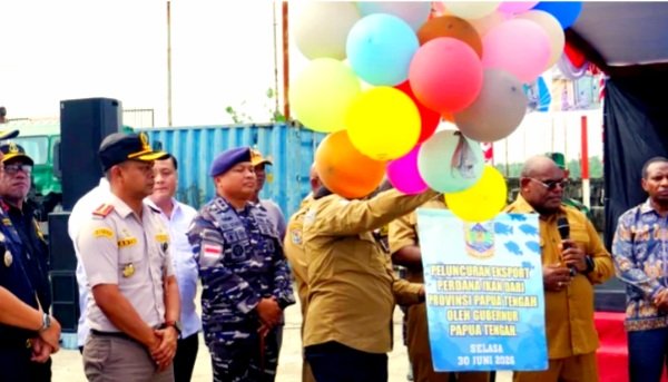 Gubernur Papua Tengah Meki Fritz Nawipa secara simbolis melepaskan ekspor perdana ikan Bawal dari Pelabuhan PPI Pomako Kabupaten Mimika (Foto : Istimewa)