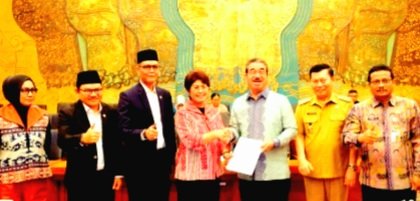 Gubernur Hendrik Lewerissa Foto Bersama Dengan Kepala Daerah Kepulauan Usai Rapat Terkait RUU Daerah Kepulauan (Foto : Istimewa)